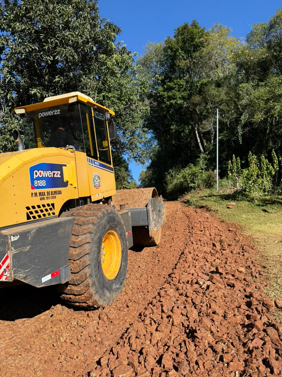 Prefeitura realiza manutenção das estradas na Linha Ipiranga, no Morro de Israel