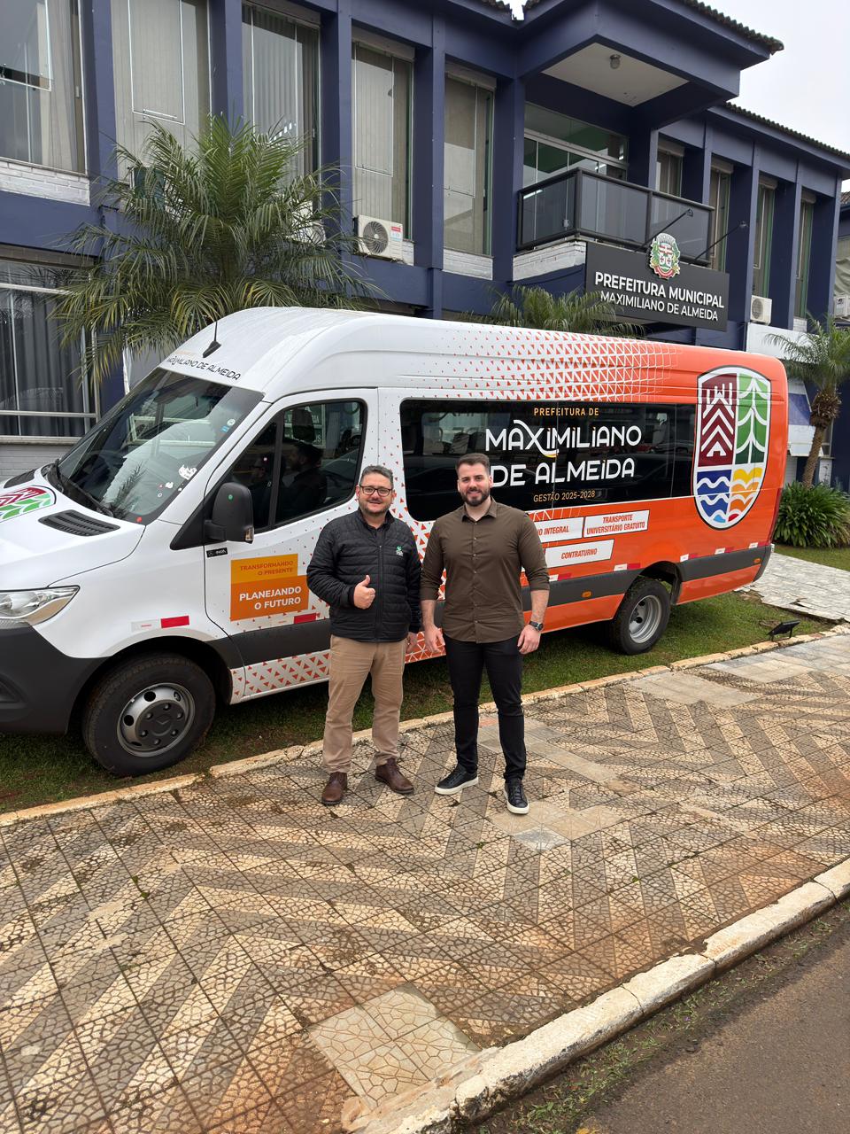 Nova van reforça o transporte dos estudantes de Maximiliano de Almeida