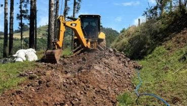 Instalao de encanamento leva gua at as casas na Linha Caador